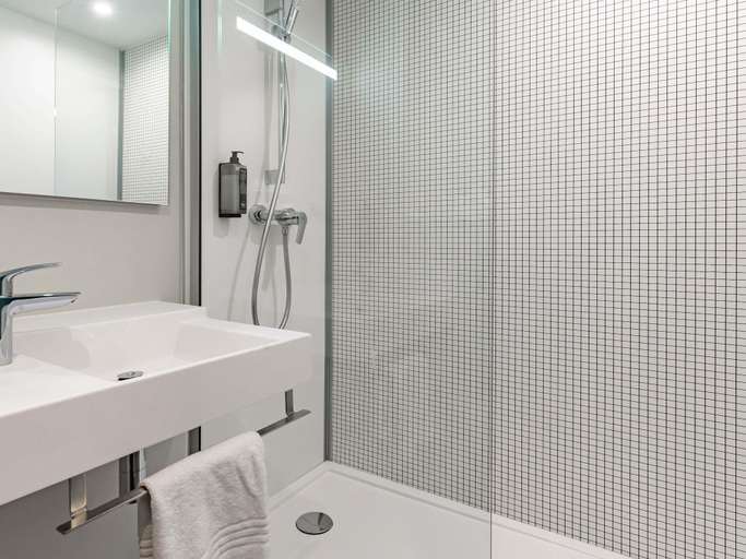 Bathroom 4, ibis budget Marne la Vallée Pontault Combault, Seine-et-Marne