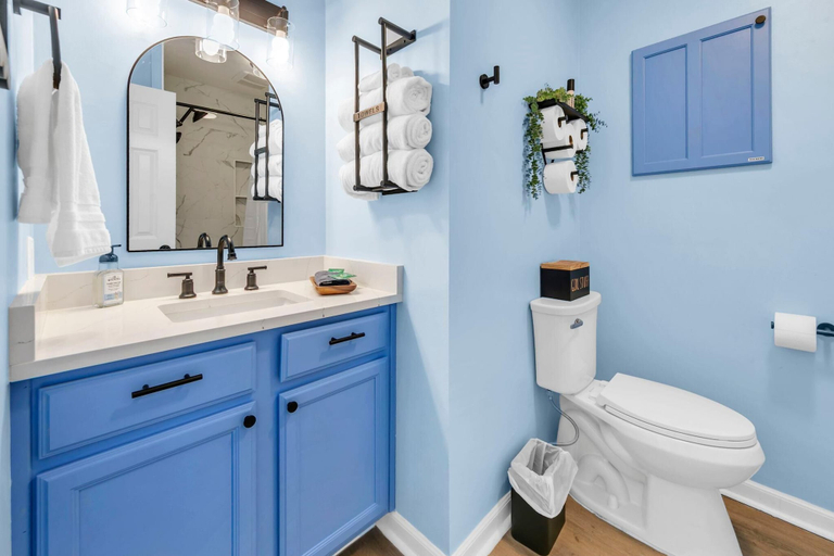 Bathroom 5, The White Sandcastle, Bay