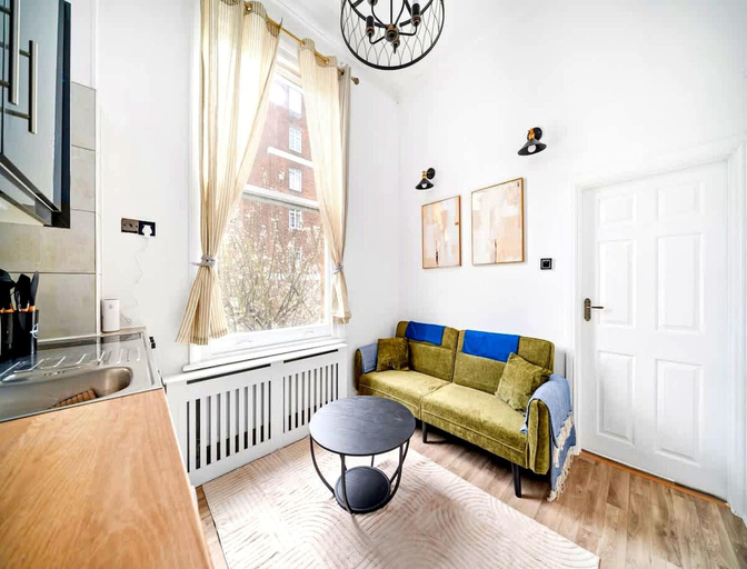 Living room 4, Modern 1BR Apartment in Greater London, London