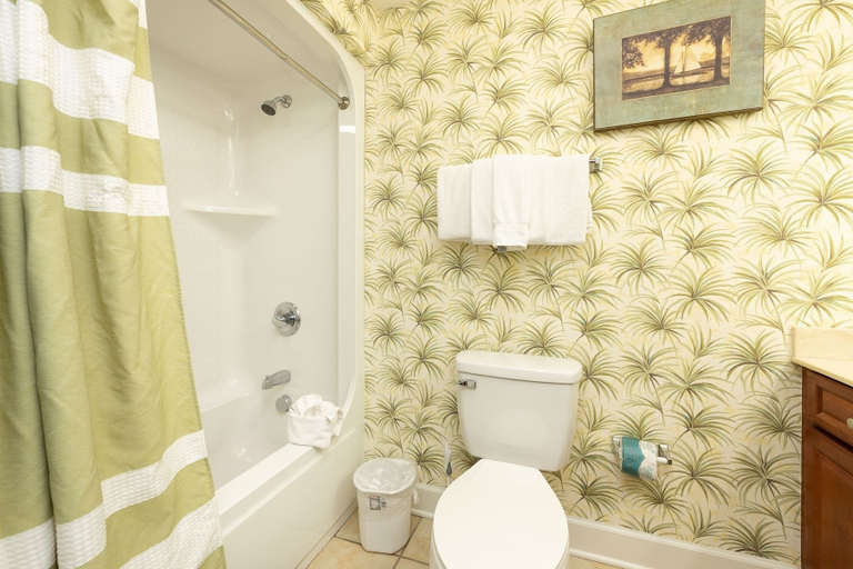 Bathroom 3, Lighthouse on the Bay, Baldwin