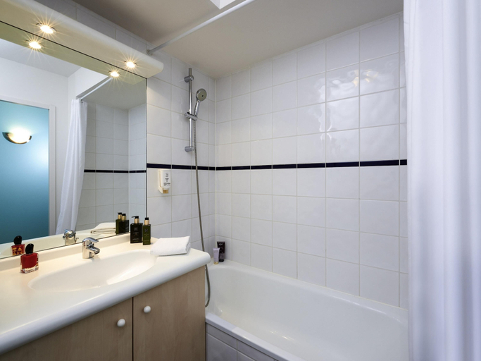 Bathroom 5, Aparthotel Adagio Access Strasbourg Illkirch, Bas-Rhin