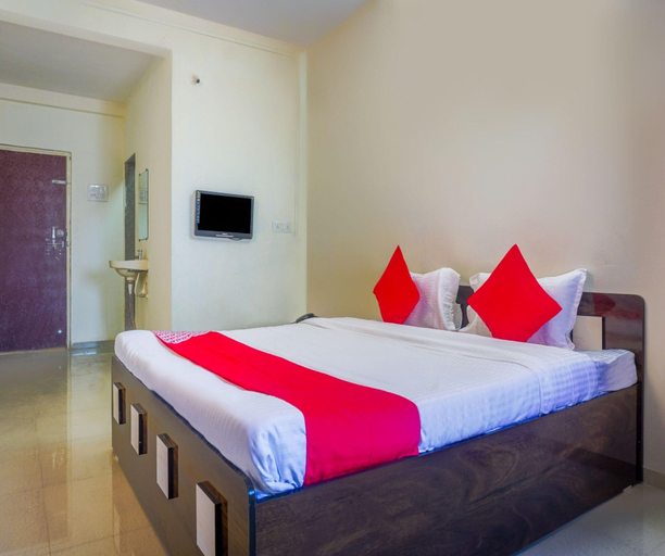 Room 2, Classic With Balcony Hotel Galaxy Inn, Pune