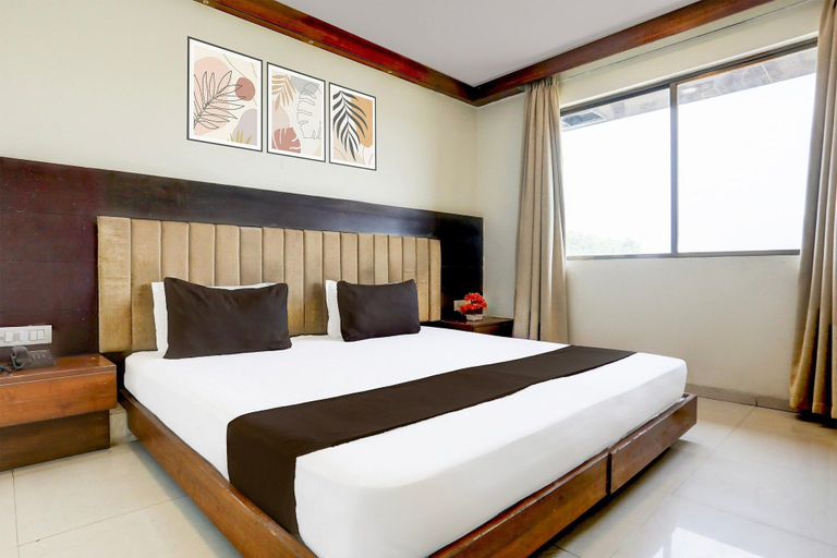 Room 3, Super Townhouse Prahladnagar, Ahmadabad