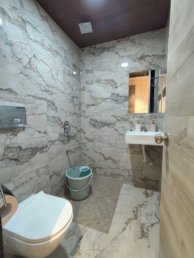 Bathroom 2, hotel Darshan Palace, Mumbai Suburban