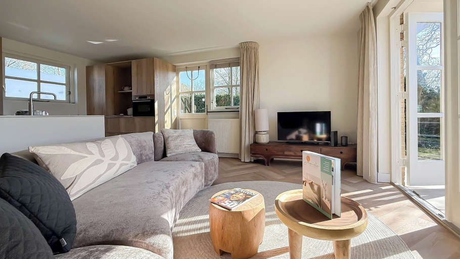 Living room 5, Villa with Expansive Sunny Garden, Bergen