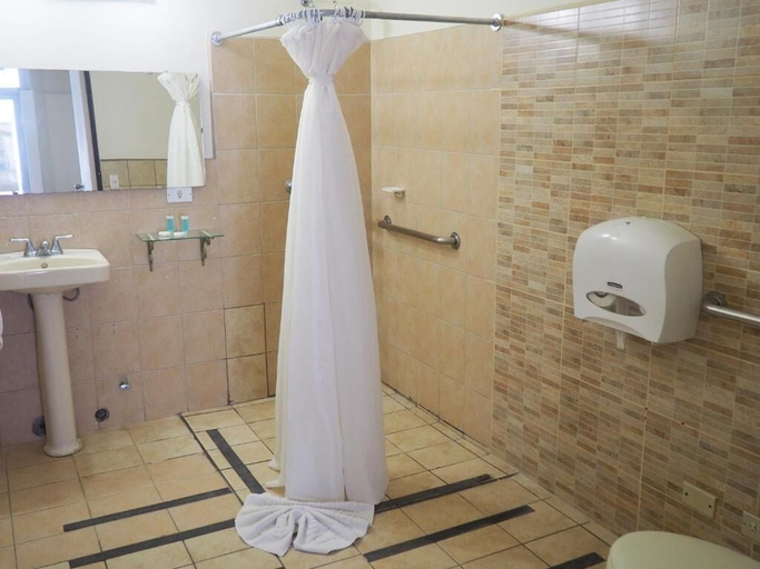 Bathroom 3, Hotel El Maragato, San José