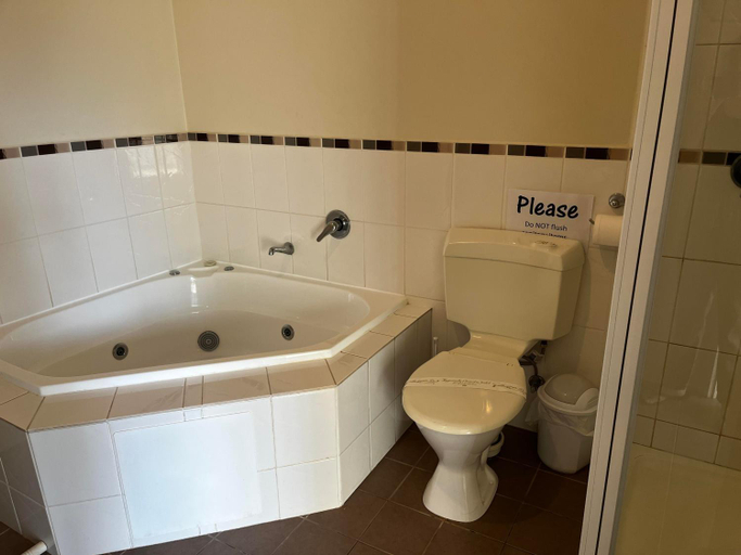 Bathroom 2, Cowell Townhouse apartments, Franklin Harbour