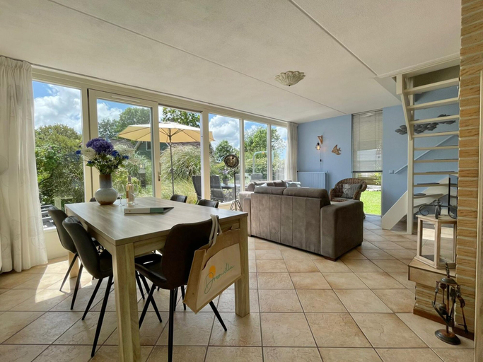 Dining 5, 6-guest Cozy Home in Sint Maarten, Harenkarspel