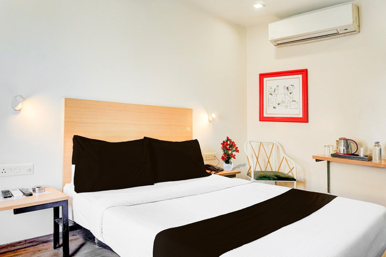 Room 3, Classic With Balcony Hotel Town Plaza, Pune