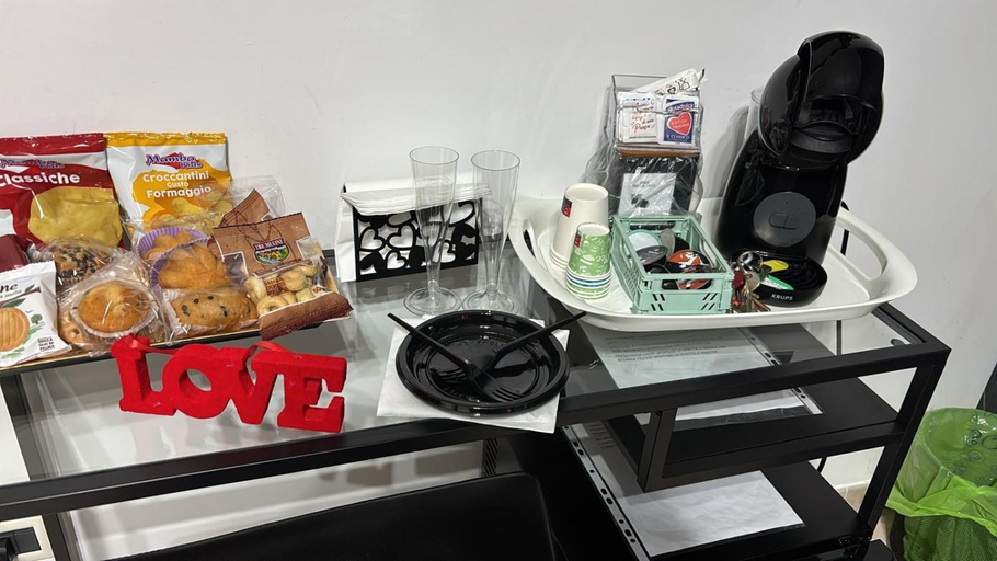 Food & Drinks, BRUMARI -Design" moderno, self check-in e parcheggio facile, Foggia