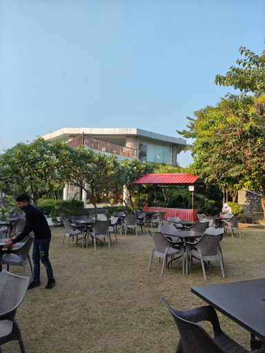 Outdoor dining 4, The Manrals Resort, Nainital