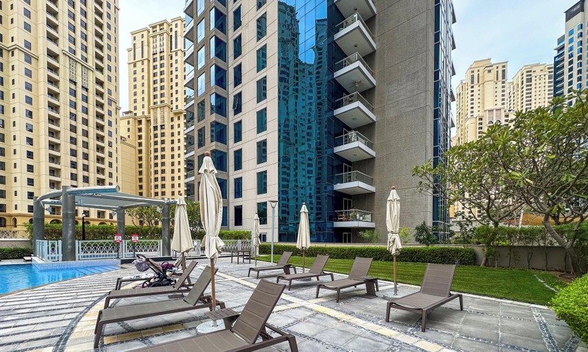 Outdoor pool, LUX The Aurora Marina View Suite, Dubai