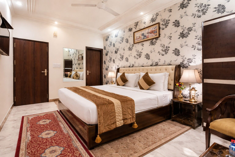 Room 4, WHITE & BLUE, Delhi