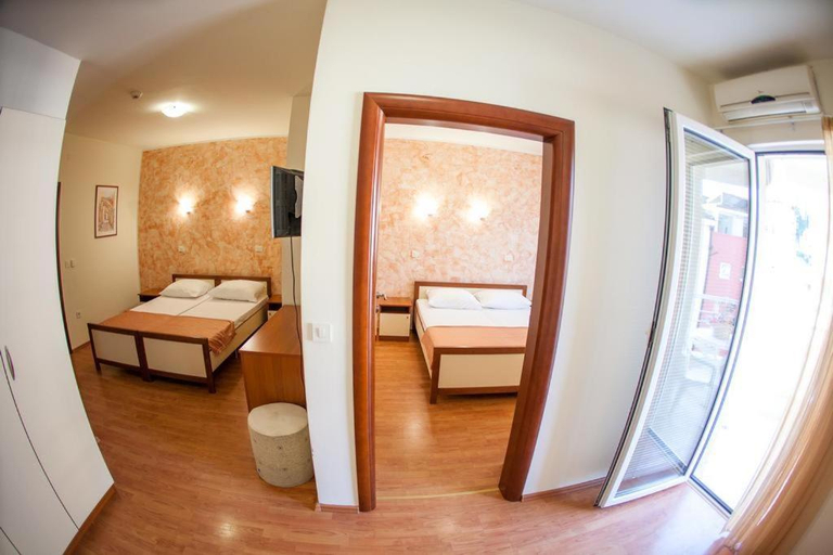 Others 5, Hotel Mediteraneo
