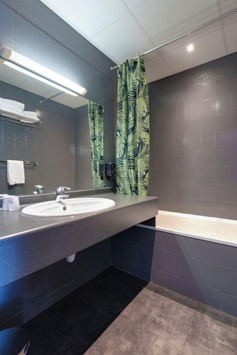 Bathroom 4, Golf de St Samson, Côtes-d'Armor