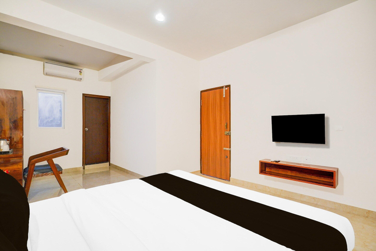 Room 3, Deluxe Hebbal Townhouse, Bangalore