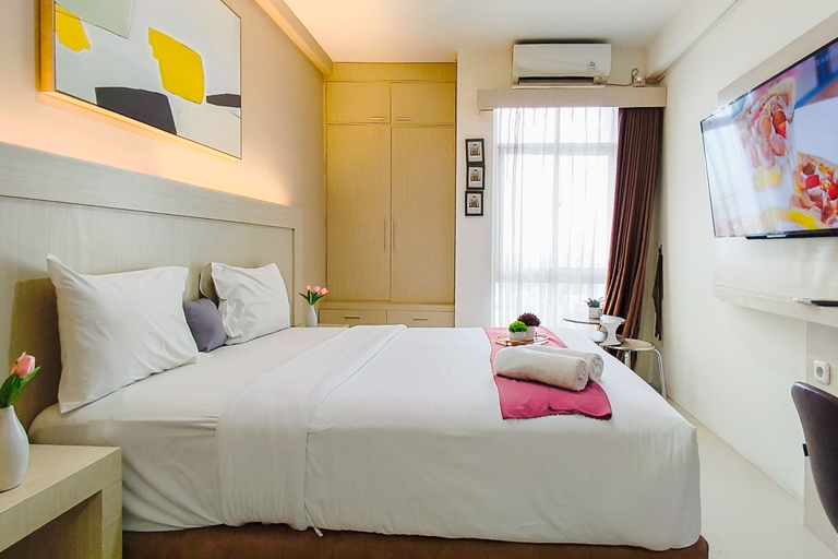 Bedroom 4, Comfy White Studio for 2 Pax at Bale Hinggil Apartment By Travelio, Surabaya