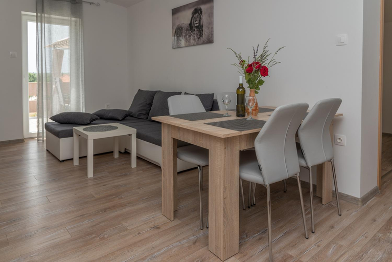 Others 2, Apartmani Krzak, Nin