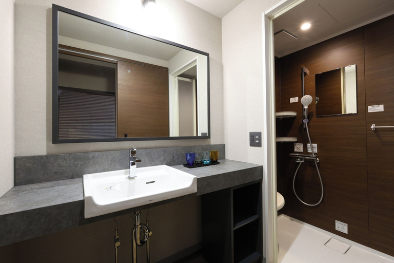 Bathroom 3, Umi - Akari, Himi