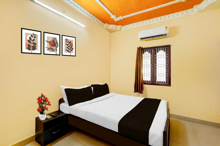 Room 4, Deluxe Sree Residency, Kancheepuram
