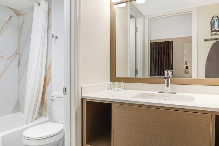 Bathroom 4, Quality Inn Findlay, Hancock