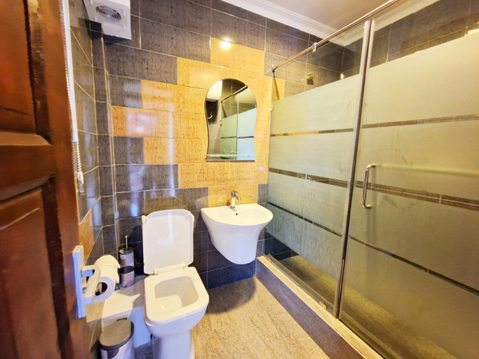 Bathroom 3, Cactus Creek Ghana Hotel, Akwapim South