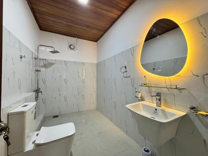 Bathroom 2, Jay Lux Apartments Negombo, Negombo