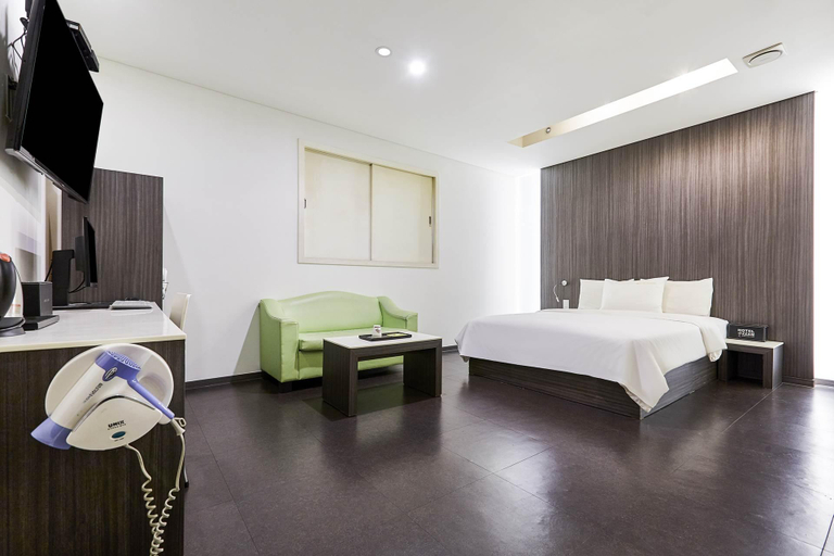 Bedroom 2, Osan Honors Hotel, Pyeongtaek