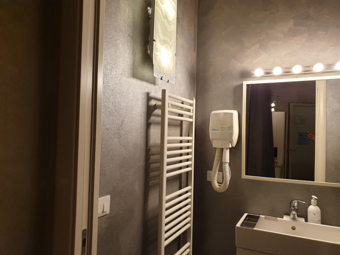 Bathroom 3, Alsogno, Rimini
