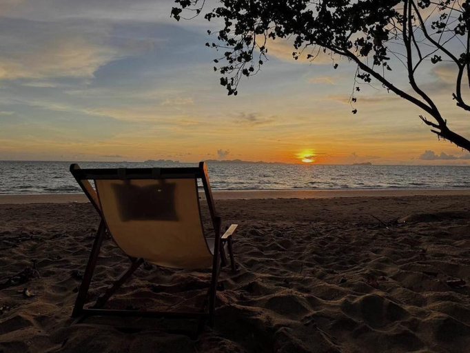 Beach 2, SeaSmile Beach Resort Koh Jum, Nua Khlong