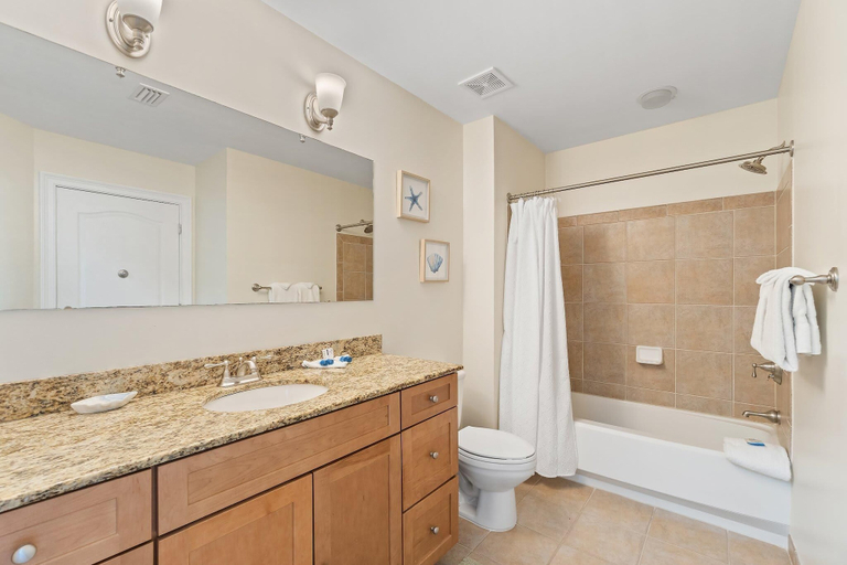 Bathroom 4, The Indies 303, Baldwin