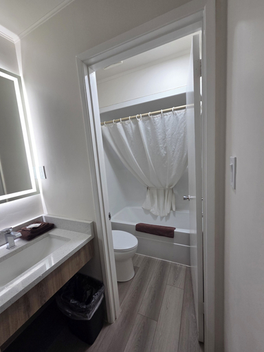 Bathroom 4, Howard Johnson by Wyndham Hinton, Division No. 14
