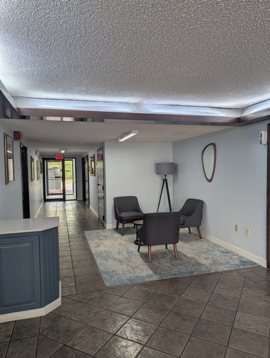Lobby 3, Garden Inn Adairsville, Bartow