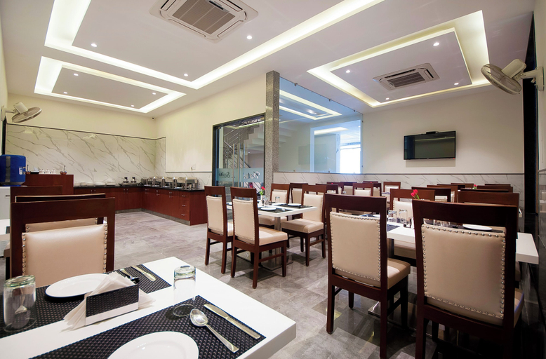 Dining 4, Z Premium Suites -Near IGI Delhi Airport, Delhi