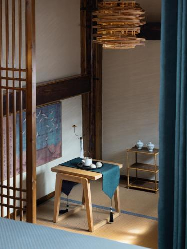 Bedroom 4, Hidden Moisture and Return, Huangshan
