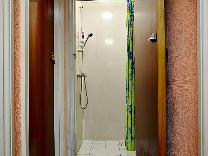 Bathroom 4, Macdonald Hotel, London