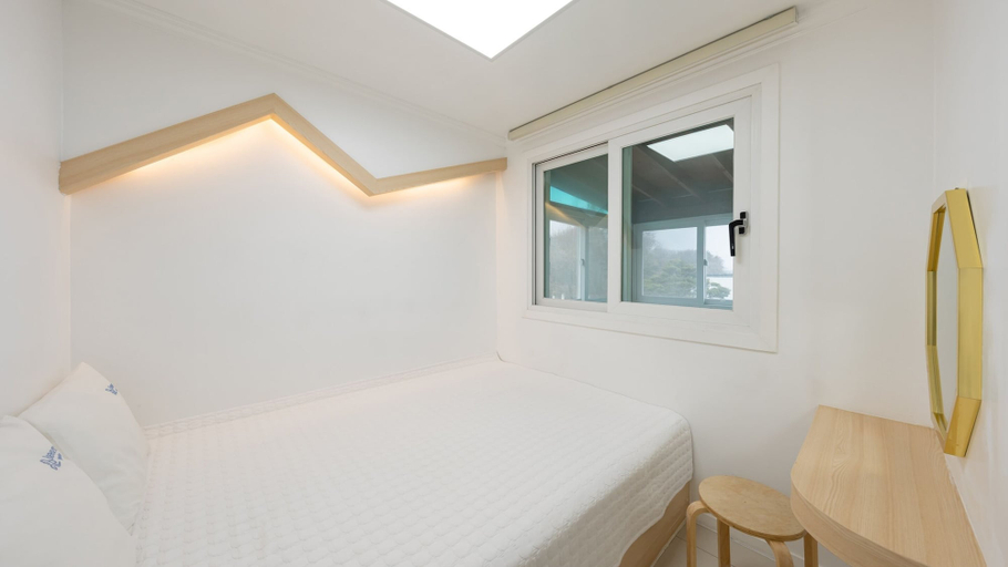 Bedroom 3, Gyeongju Breeze Spa Pension, Gyeongju
