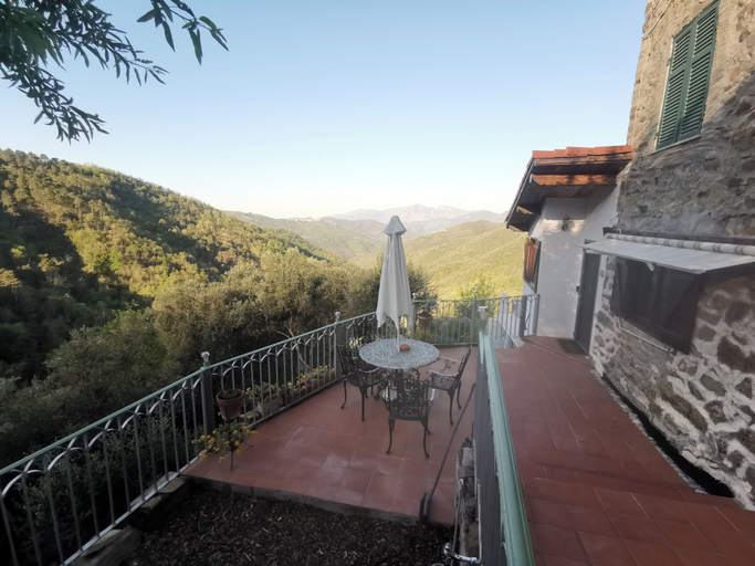 Outdoor dining 5, Cozy Cottage Retreat in Berzi, Imperia