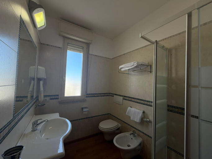 Bathroom 4, Residence il Girasole 1, Teramo