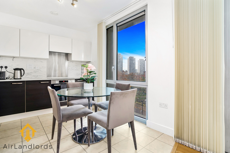Others 4, Exclusive 2 Bedroom Flat near Kensington Olympia, London
