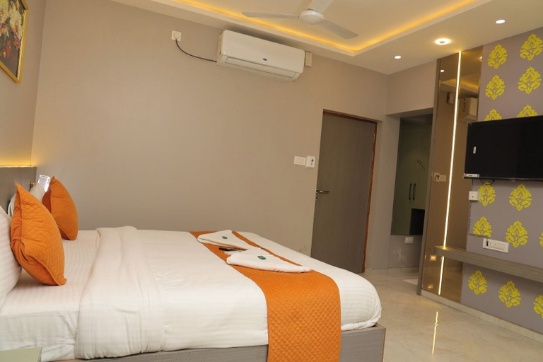 Bedroom 3, Raval Resort, Satara