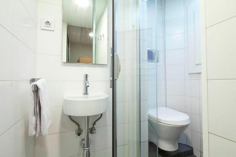 Bathroom 4, Hostal Putxet by gaiarooms, Barcelona