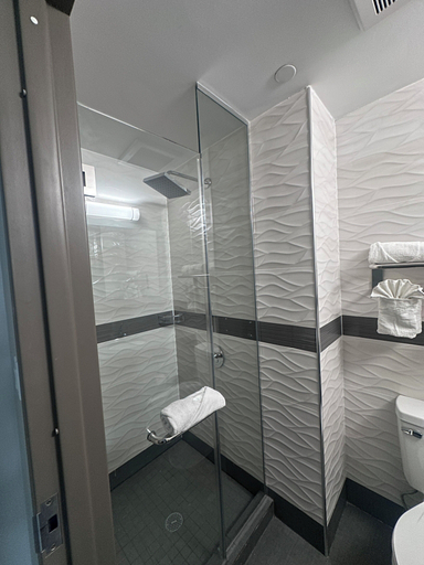 Bathroom 4, Red Roof PLUS+ Brooklyn - Flatbush Ave, New York
