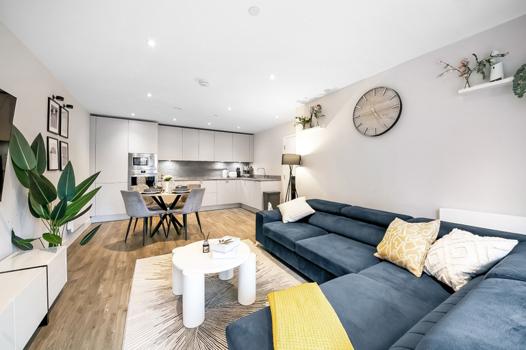 Living area 3, Luxurious 2 bed Flat in Greenhithe, Kent