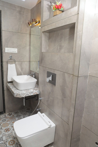 Bathroom 4, Raval Resort, Satara