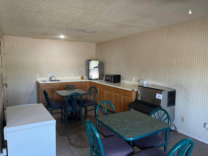 Public Area 3, Maple Tree Inn, Laclede