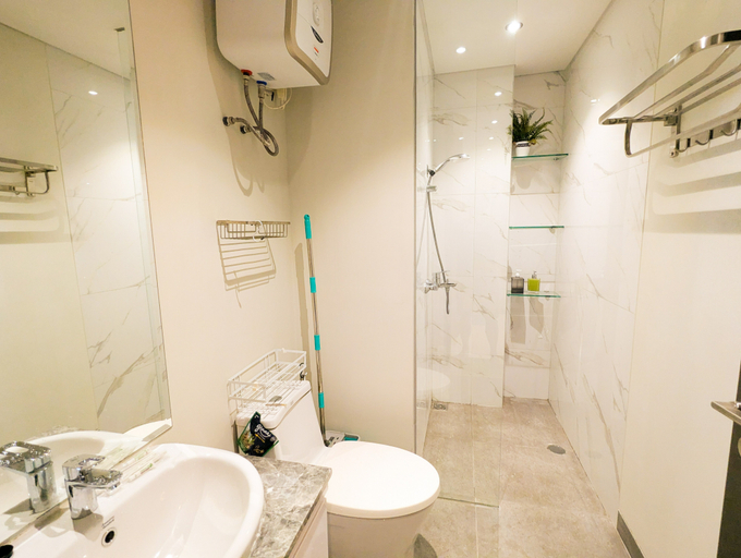 Bathroom 5, S&D 2BR 10-AF Pool, Gym, SmartTV beside Ferry Terminal, Batam