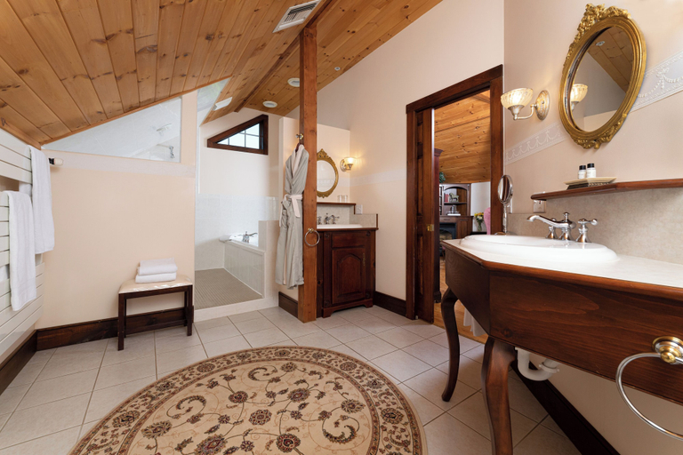Bathroom 4, Stonecroft Inn, New London