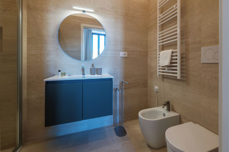 Bathroom 3, Stylish 2-Bedroom Stays near Colosseum, Roma