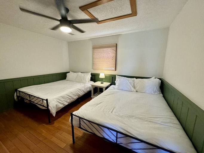 Interior 5, 14 Guest, 7 Bed, 4 BR, Lakefront Cabin w/ Hot Tub, Wolfe